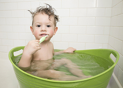 toddler-bath-brushing-teeth-400