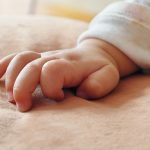 baby-hand-twiddling