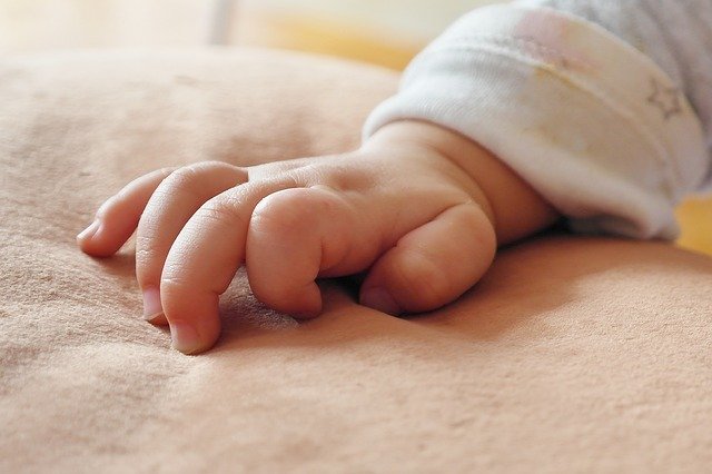 baby-hand-twiddling